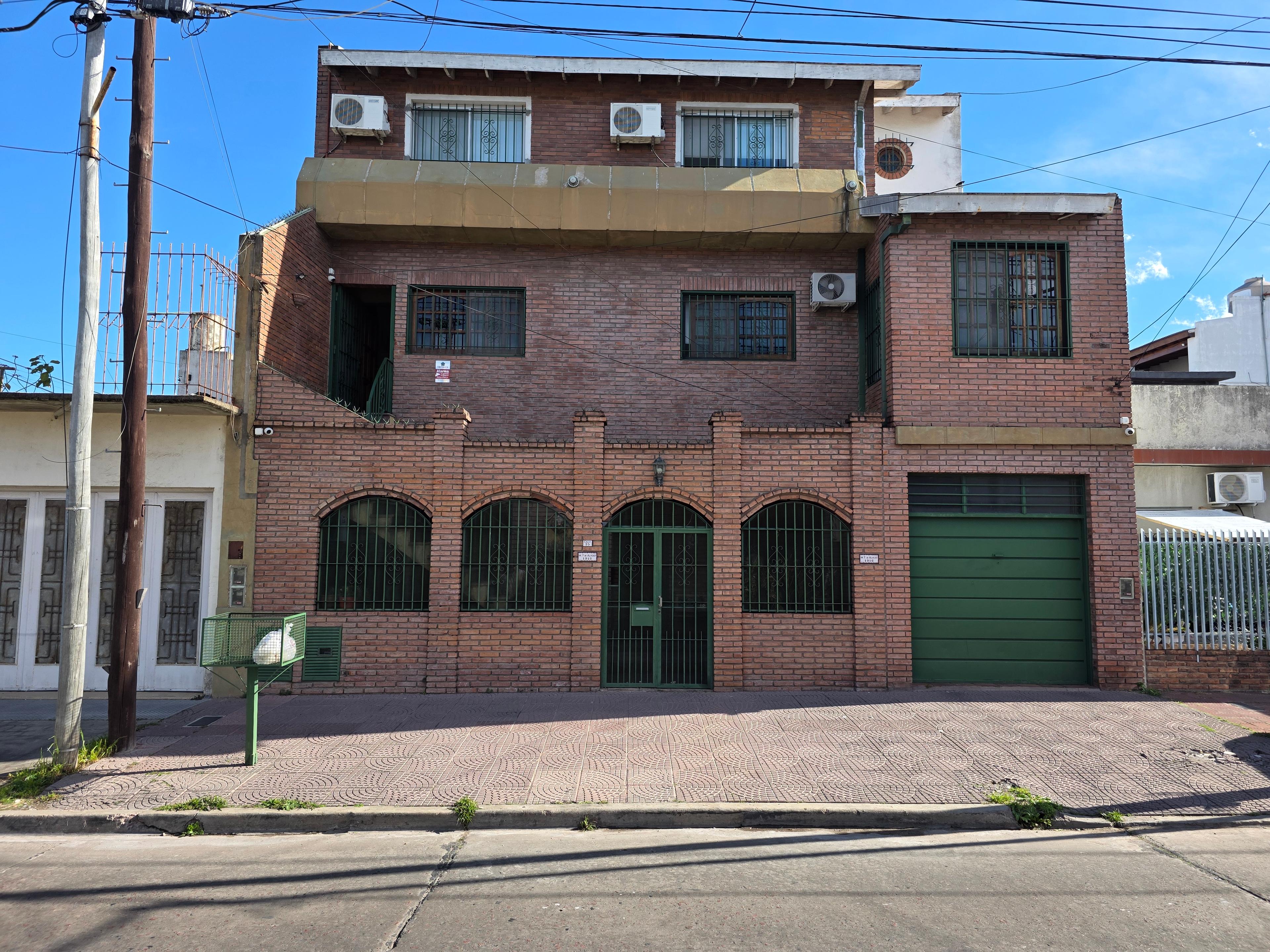 Venta gran casa de categoría, 13 ambientes, garaje, multifamiliar, en Villa Maipú / acepta permuta. — foto 1