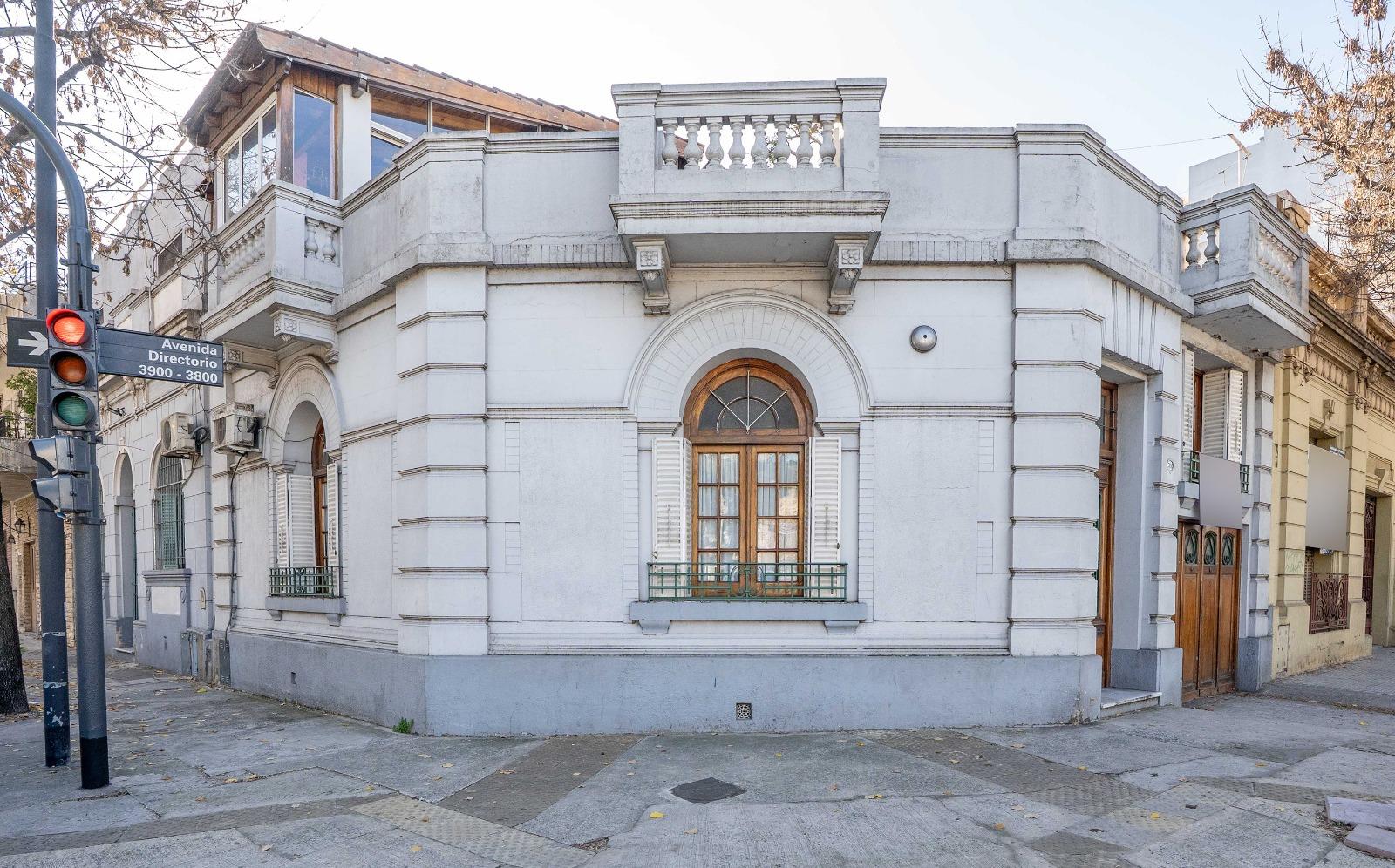 VENTA DE CASA DE 3 DORMITORIOS EN PARQUE AVELLANEDA | TERRAZA CON QUINCHO + GARAGE/TALLER — foto 1