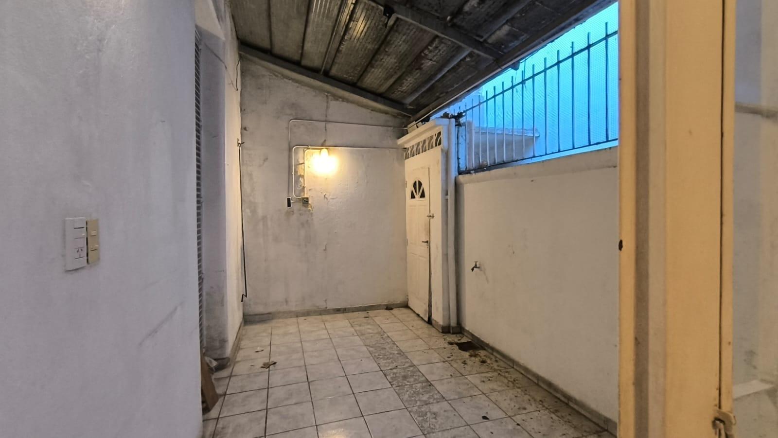 PH EN VENTA SIN EXPENSAS, A REFACCIONAR, CON PATIO – IDEAL INVERSOR – VILLA GENERAL MITRE — foto 1