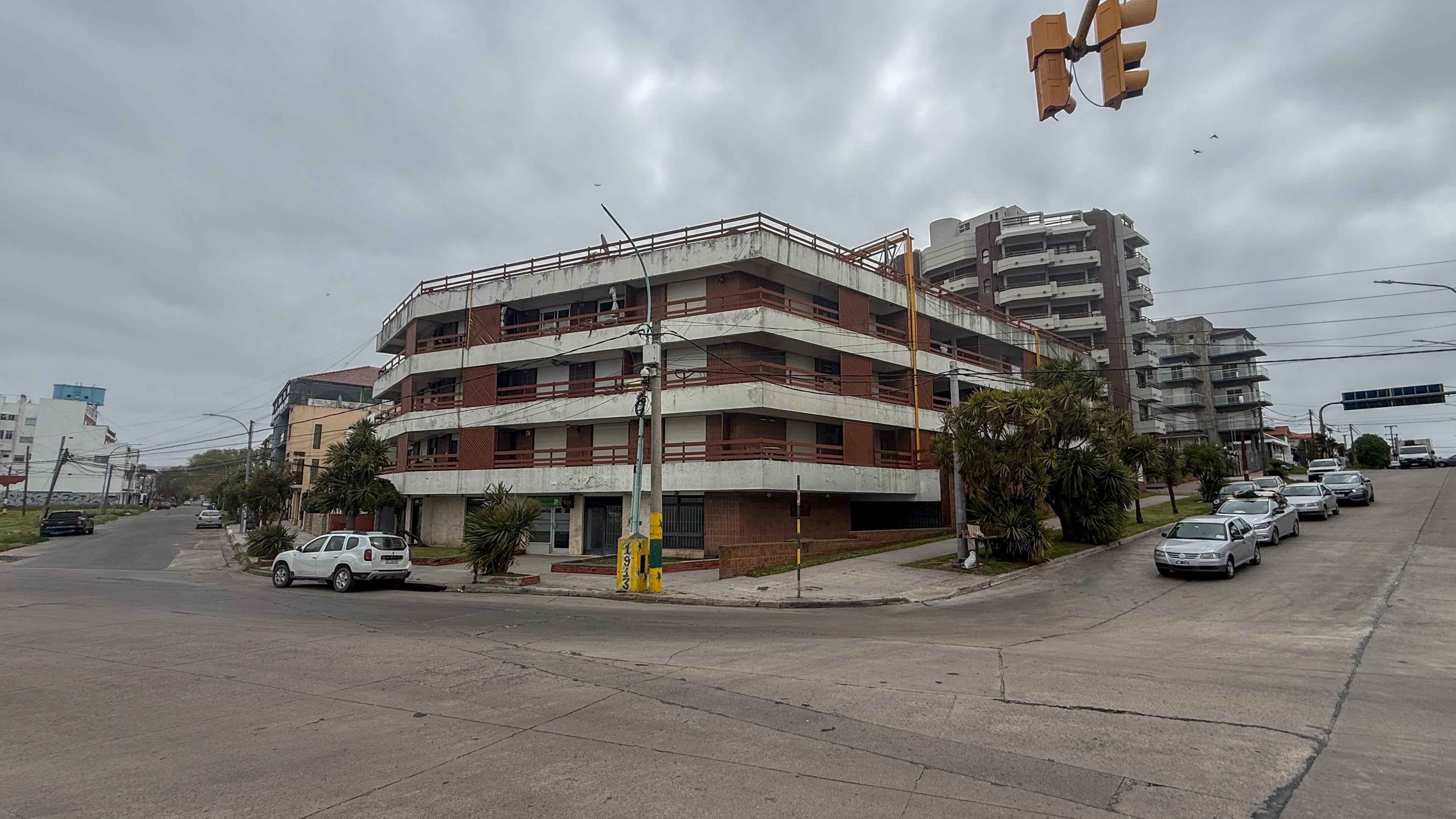DEPARTAMENTO DE 3 AMBIENTES CON PATIO, COCHERA Y BAULERA EN PUNTA MOGOTES — foto 1