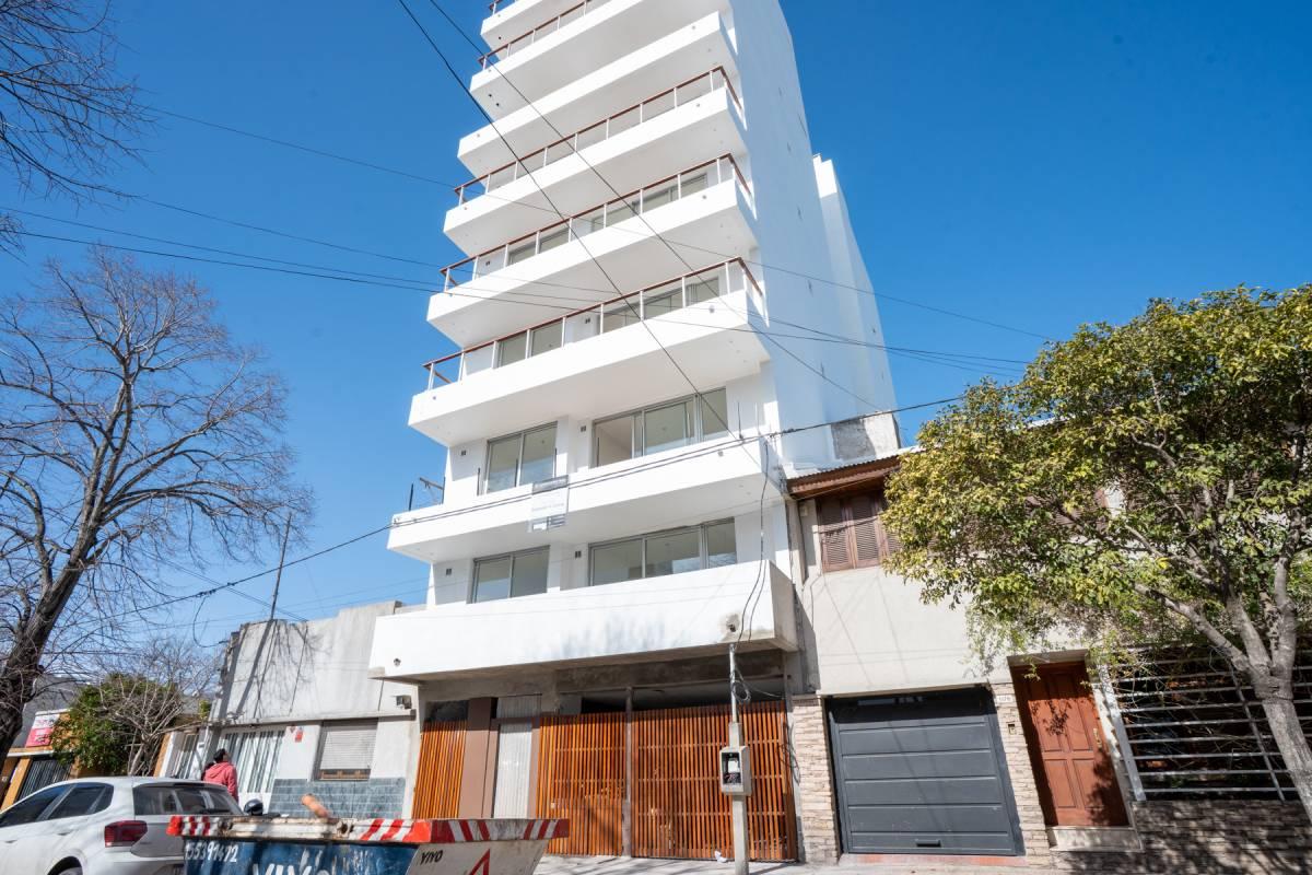 TRIPLEX SEMIPISO EN VENTA DE TRES DORMITORIOS CON TERRAZA Y COCHERA — foto 1