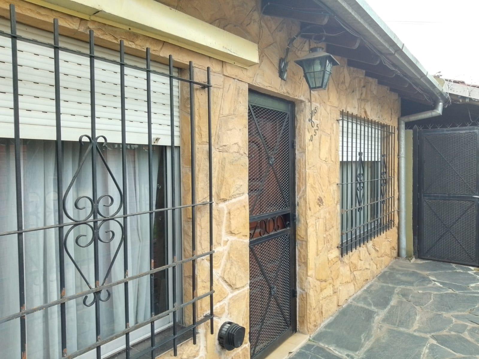 Venta Casa 4 ambientes con Pileta,Quincho y 3 cocheras en Temperley — foto 1