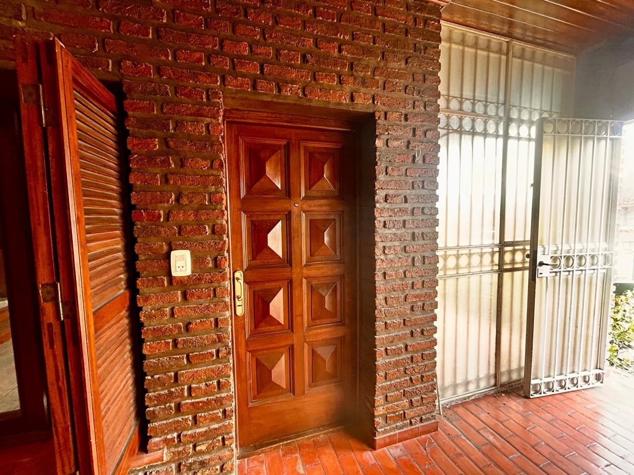 EN VENTA CASA - SEMICENTRICO — foto 1