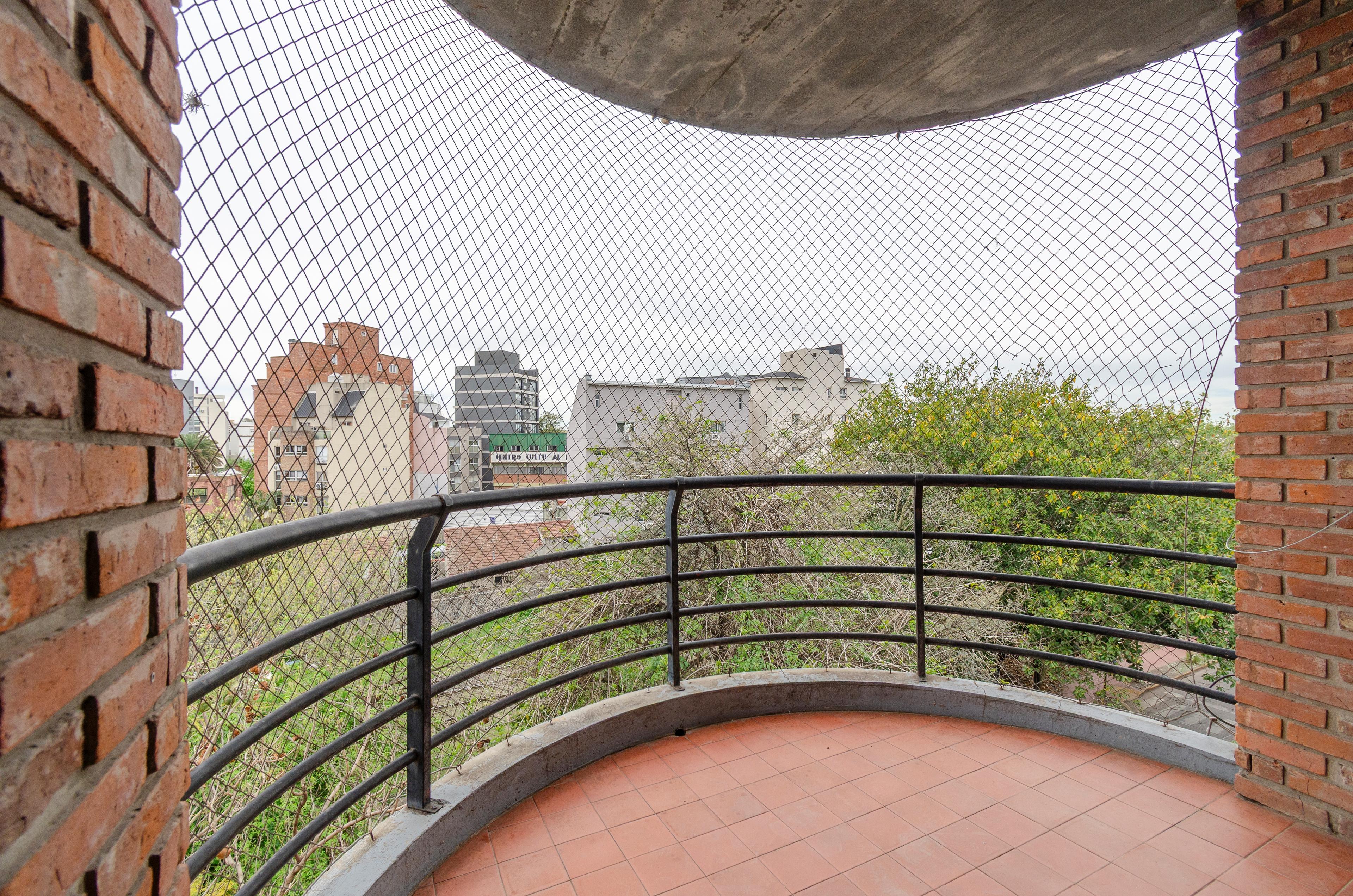 Departamento 3 ambientes con balcón y cochera en Haedo — foto 1