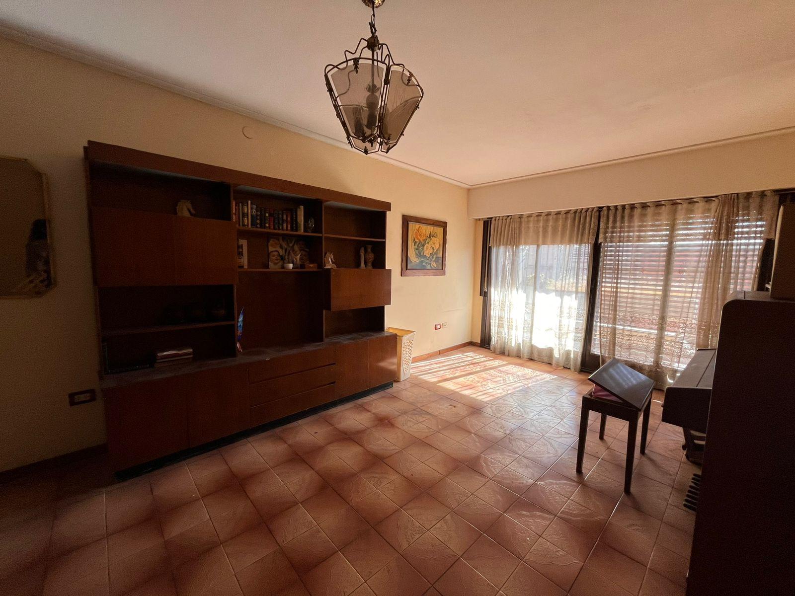 VENTA CASA MULTIFAMILIAR 5 AMBIENTES CON TERRAZA, QUINCHO Y GARAGE EN RAMOS MEJÍA A RECICLAR — foto 1