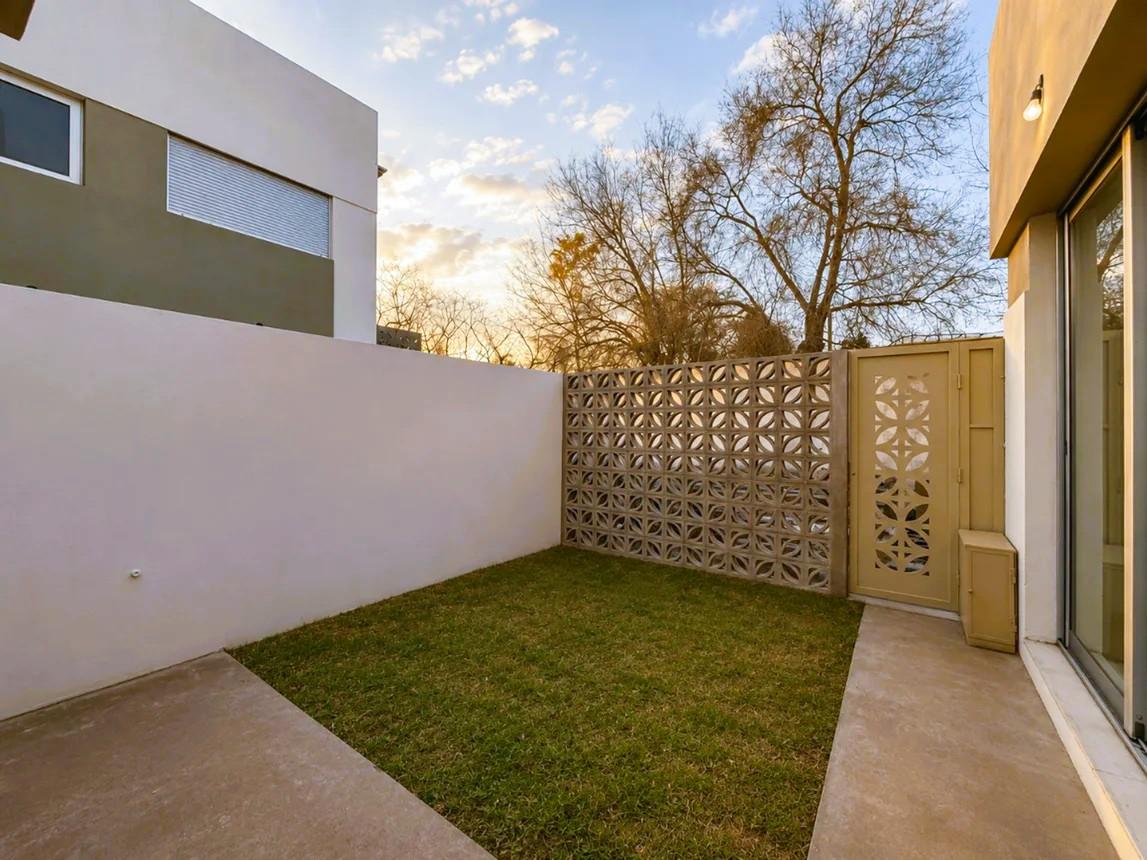 CASA DUPLEX EN VENTA EN LA PLATA A ESTRENAR DE 2 DORMITORIOS Y COCHERA — foto 1