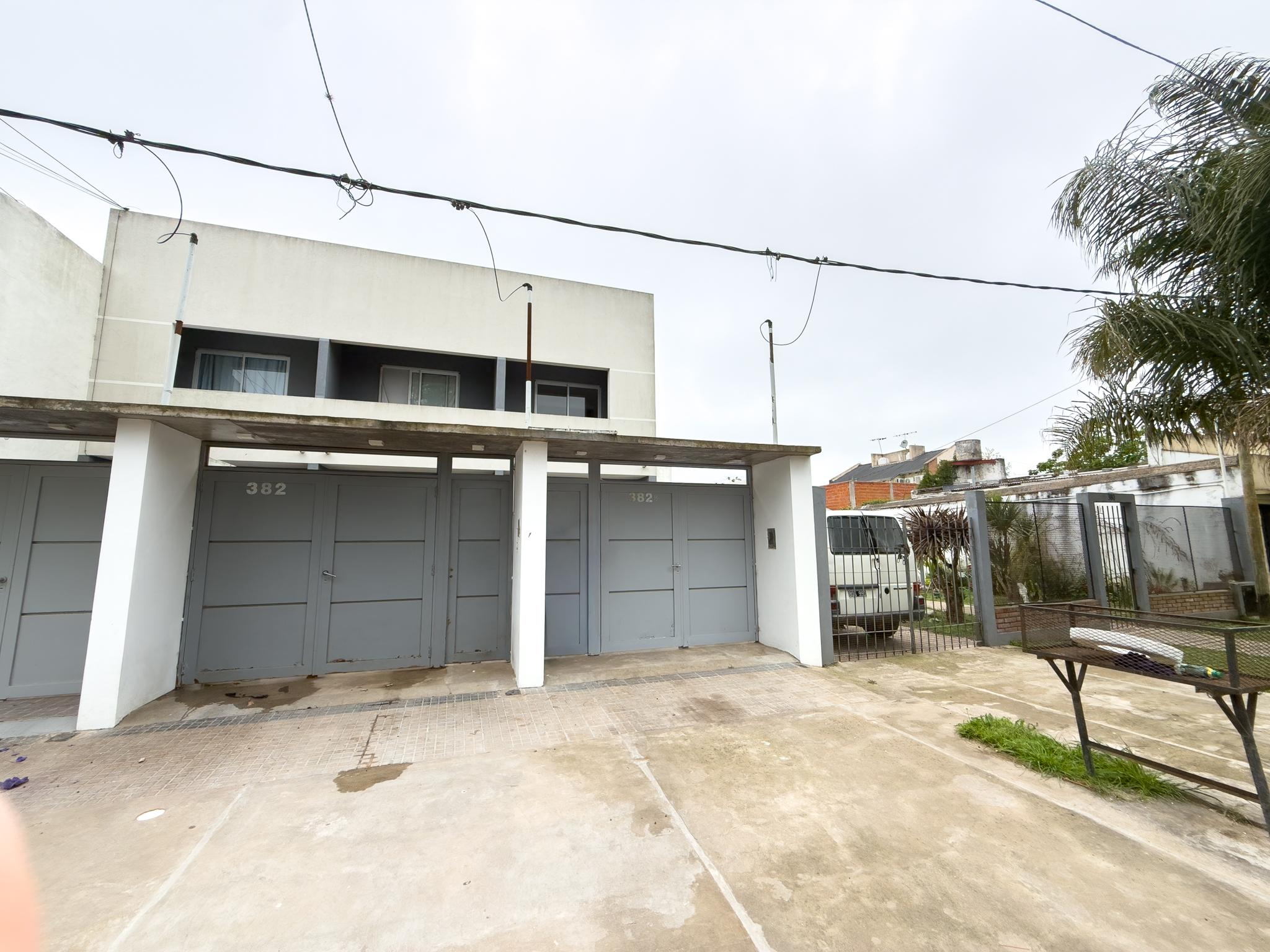 Duplex en venta en La Plata de 2 dormitorios cochera y patio — foto 1