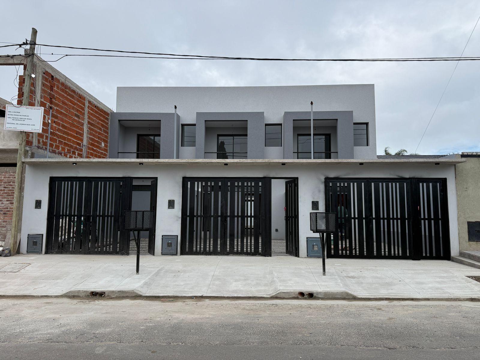 Dúplex a estrenar 2 dormitorios con jardín y cochera en La Plata — foto 1