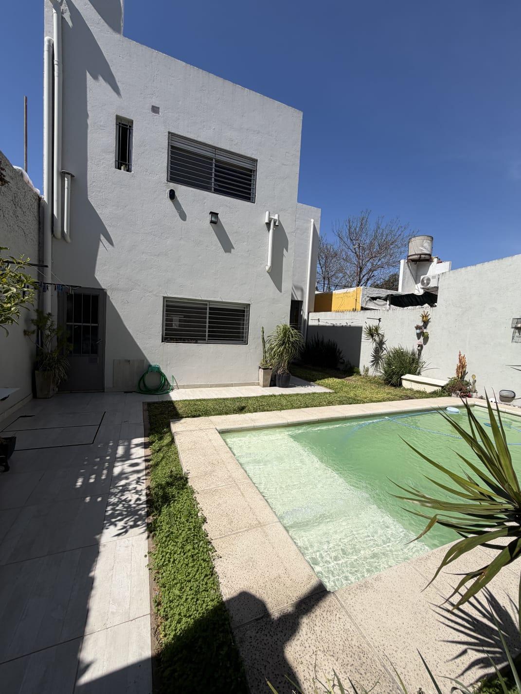 VENTA | CASA DE 3 DORMITORIOS CON JARDÍN Y PILETA | APTA CRÉDITO — foto 1