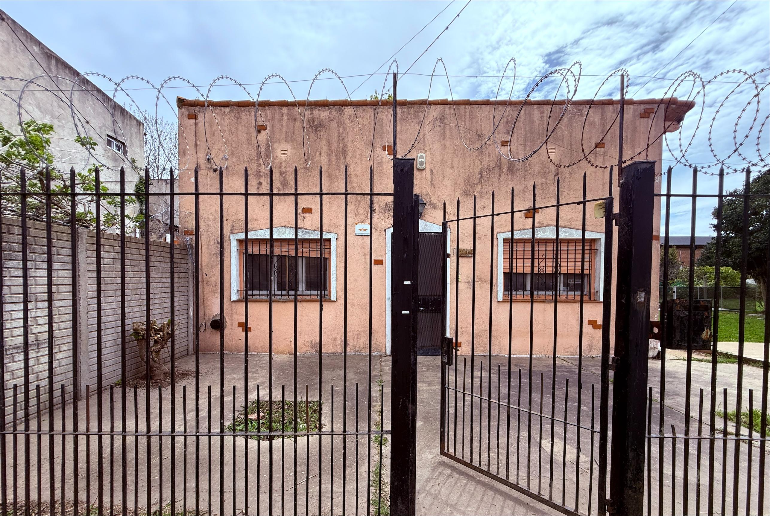 493 entre 10 y 11 - CASA A REFACCIONAR EN VENTA VILLA CASTELS — foto 1