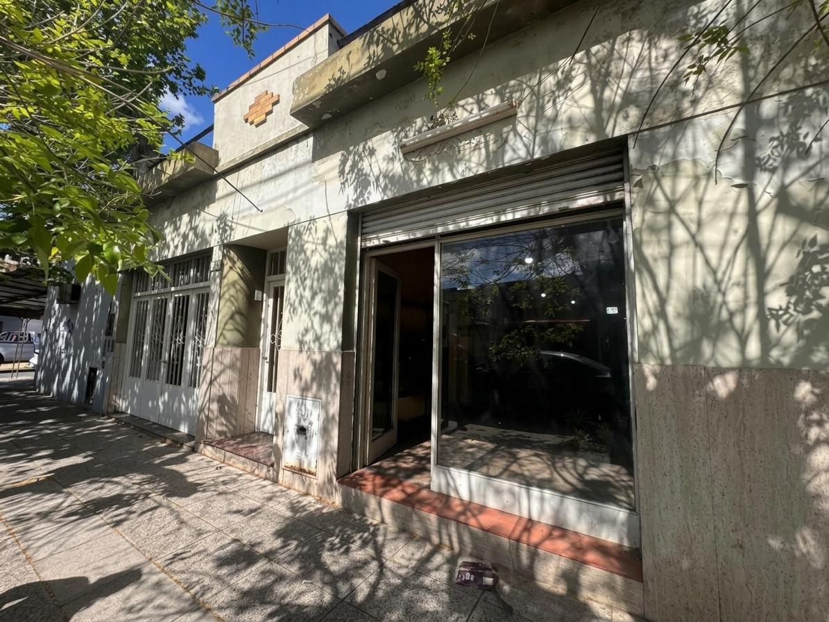 Casa en lote propio con cochera, patio con parrilla, terraza propia y espacio para local — foto 1