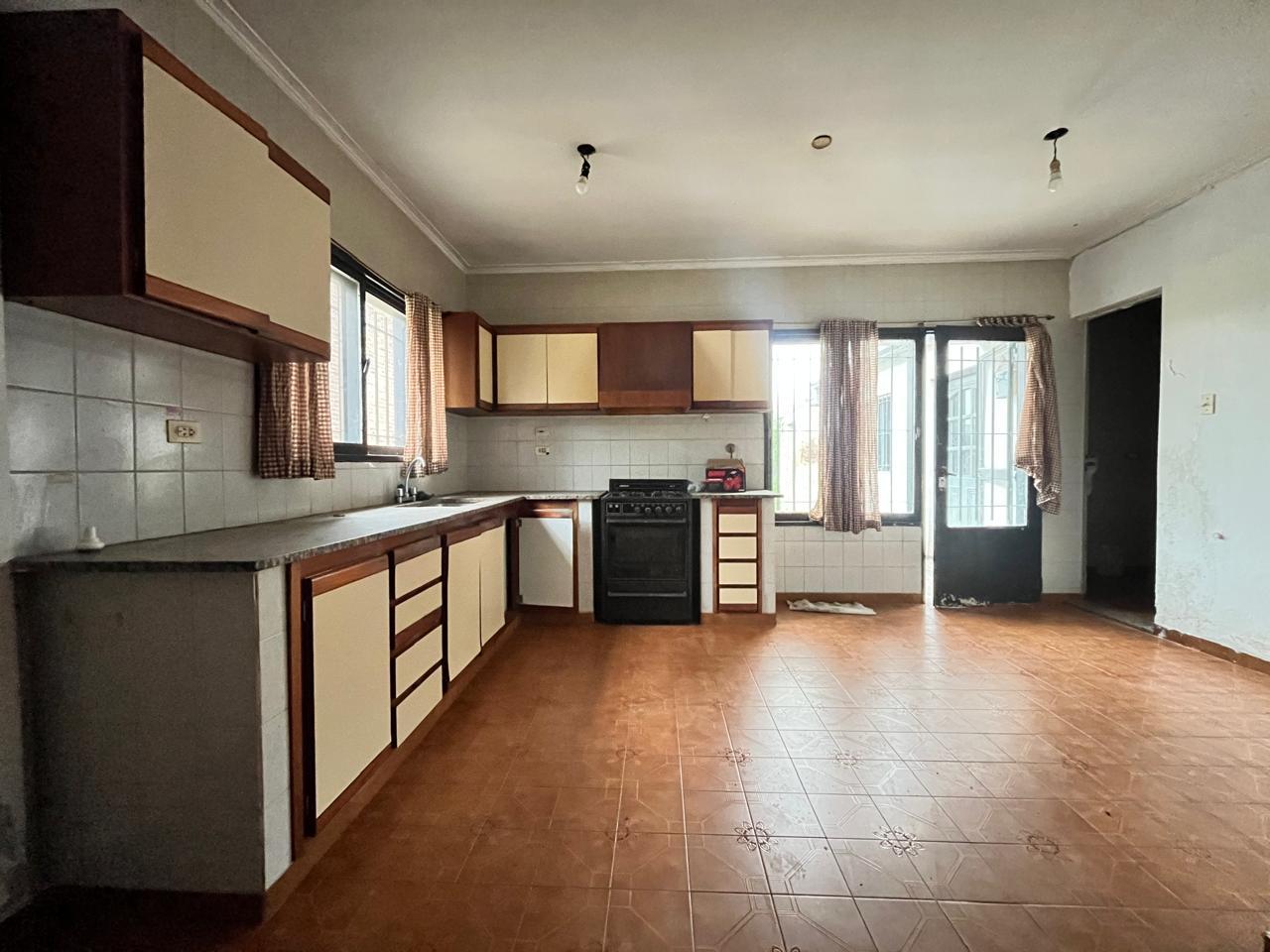 Casa a Refaccionar en Venta en Los Hornos — foto 1