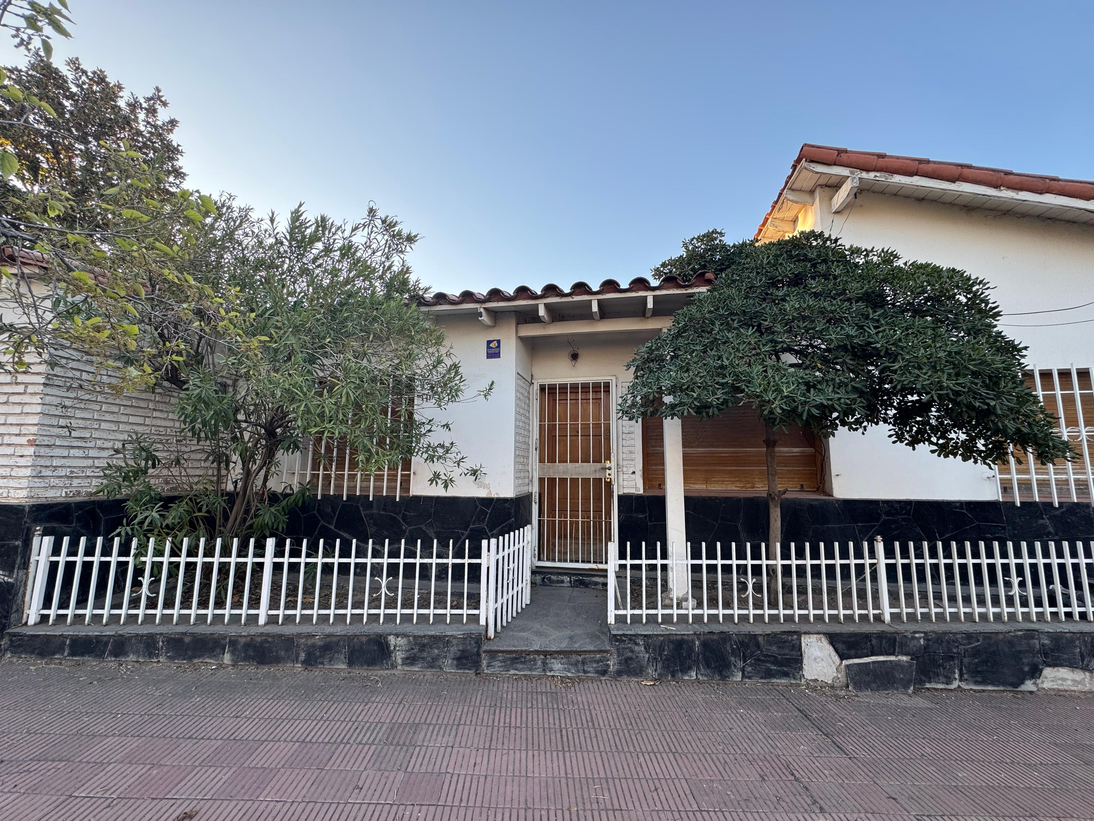 CASA EN VENTA A REMODELAR EN GODOY CRUZ — foto 1