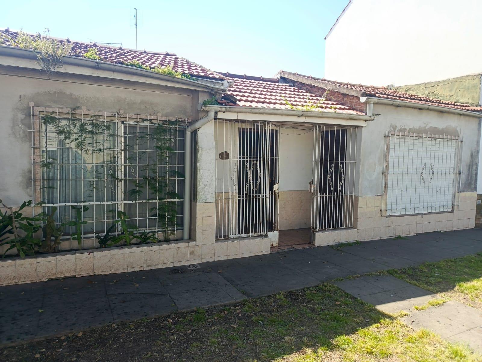 VENTA CASA 3 AMBIENTES CON COCHERA A RECICLAR — foto 1