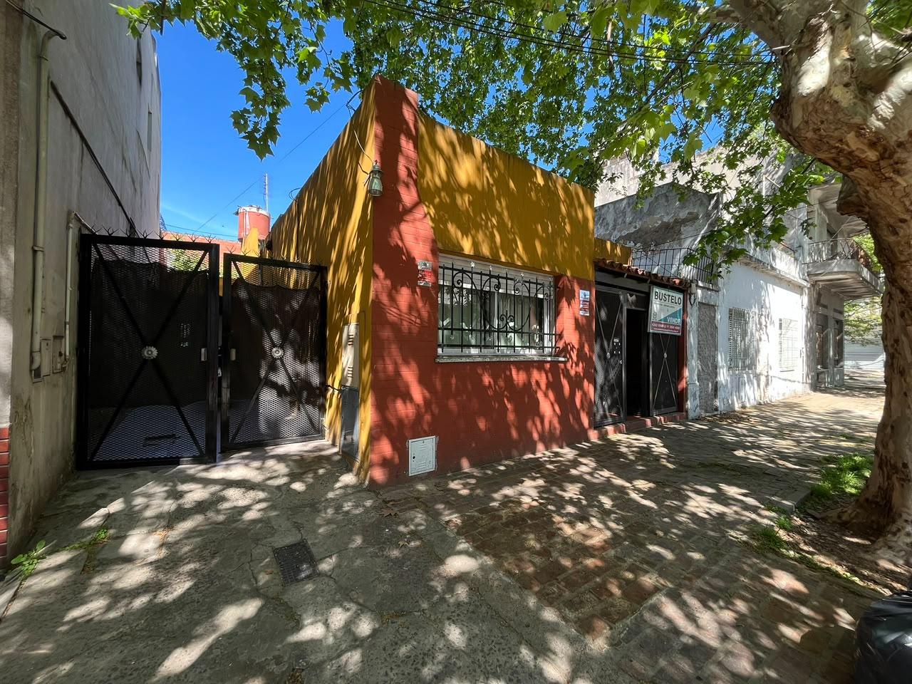 VENTA DE CASA DE 5 AMBIENTES REMEDIOS DE ESCALADA — foto 1