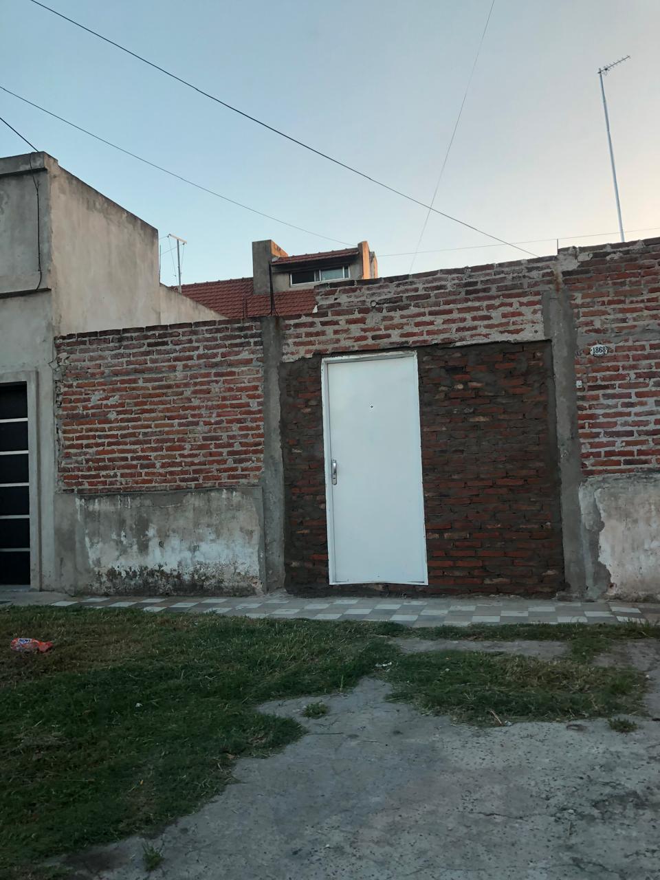 CASA 3 AMBIENTES A RECICLAR O DEMOLER | LOTE PROPIO | EXCELENTE OPORTUNIDAD DE INVERSIÓN EN LANÚS — foto 1