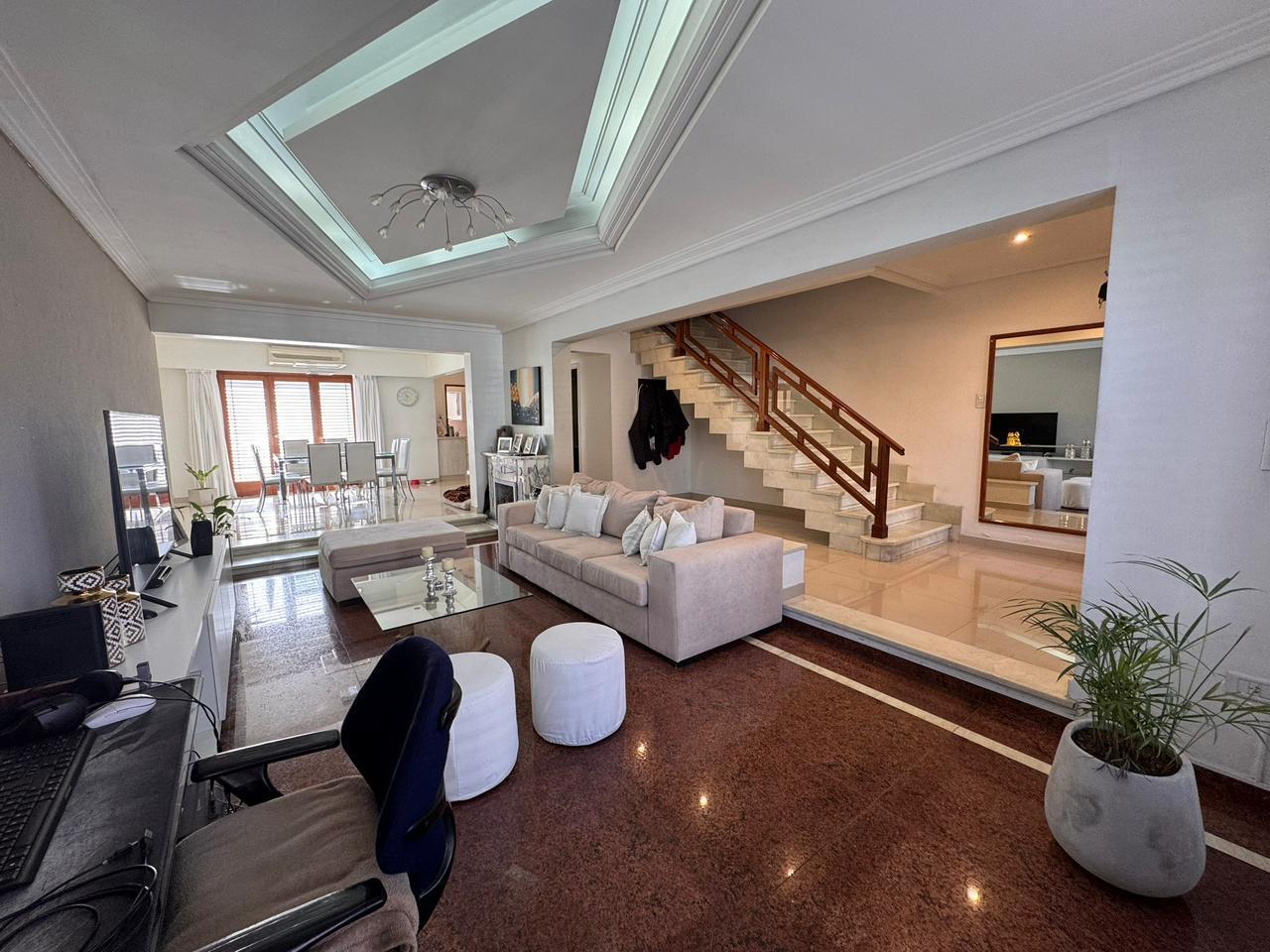 ESPECTACULAR CASA 5 AMB CON PILETA LANUS OESTE — foto 1
