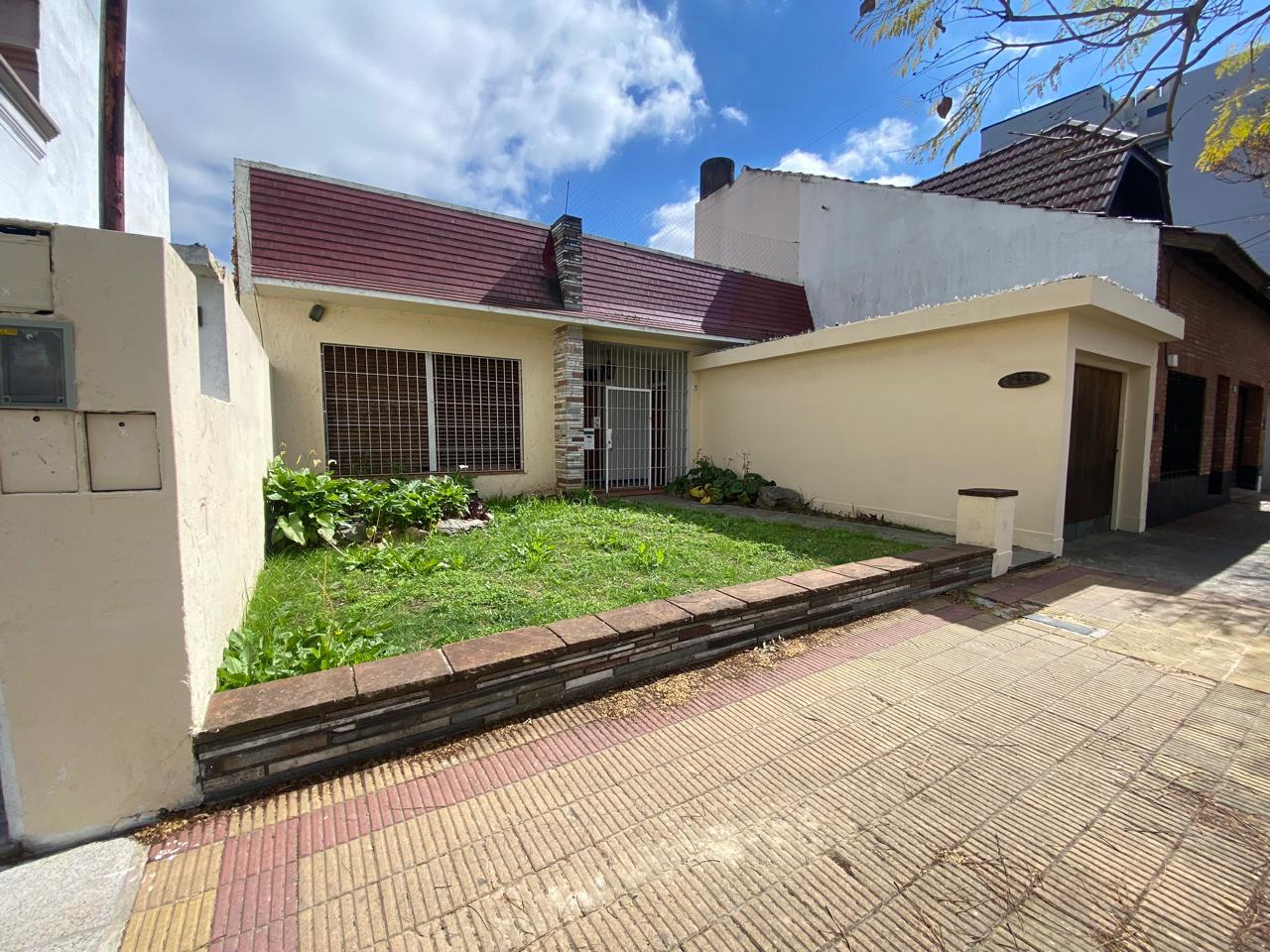 CASA EN VENTA DE 4 AMBIENTES + GARAGE + DEPTO DE 3 AMBIENTES REMEDIOS DE ESCALADA LANUS — foto 1