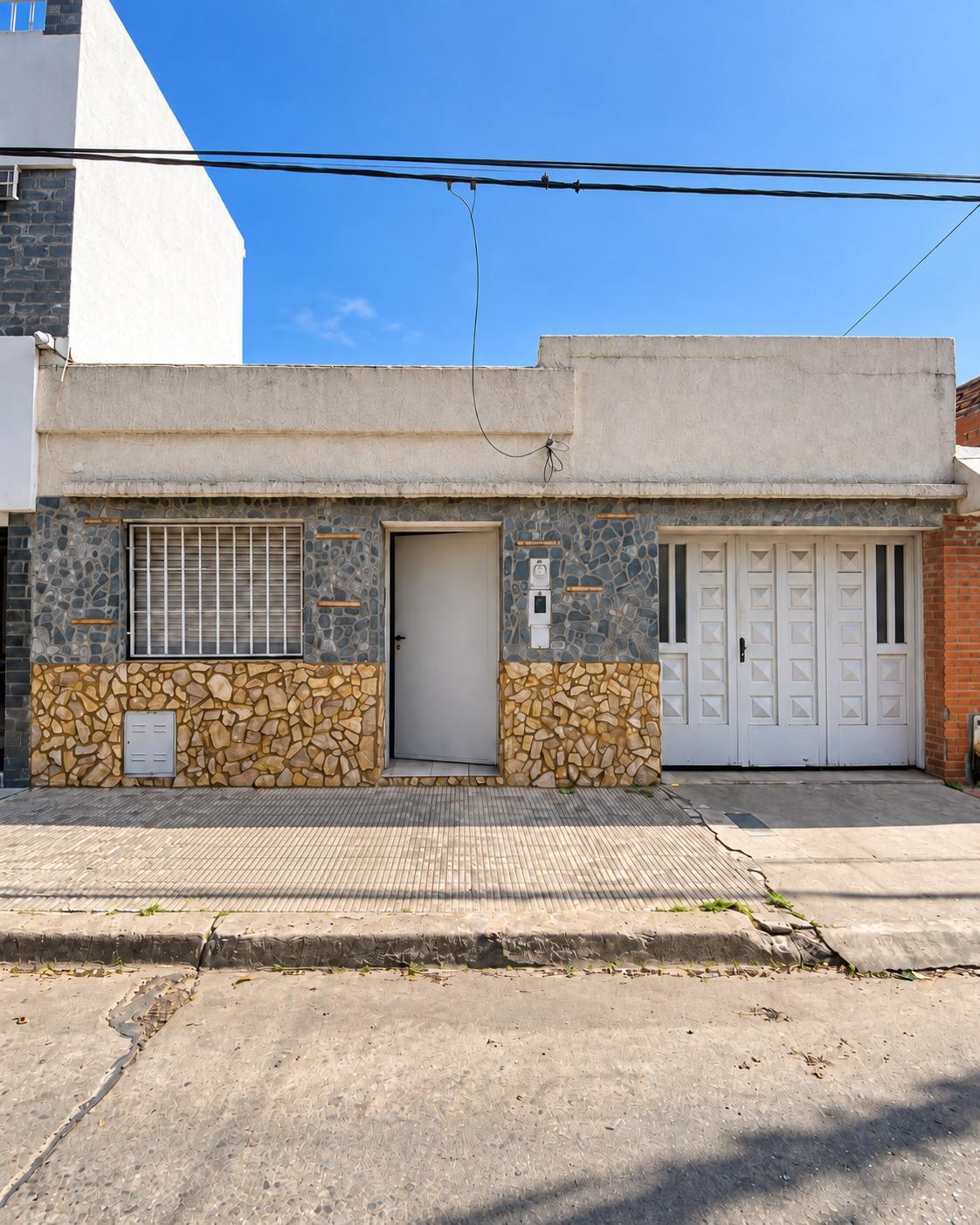 Casa 2 dormitorios, con cochera, patio y espacios para ampliar. Bensuley 100 - Junín al 1600 — foto 1
